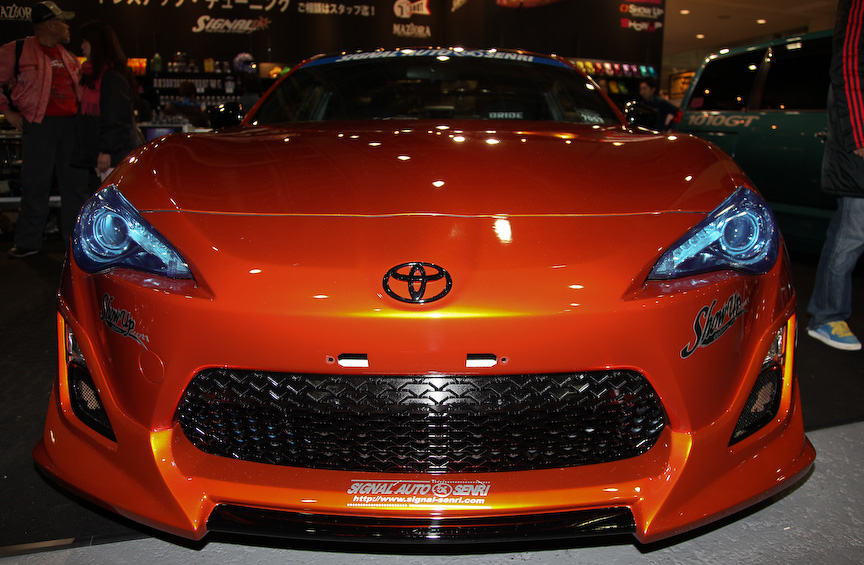 塗りたてというオリジナルカラーリングをまとまったシグナルオート千里の86。控えめなエアロながらGTウイングを装着し、ボディーラインにアクセントを追加。ルーフをブラックにすることでレーシーなスタイルを手に入れている