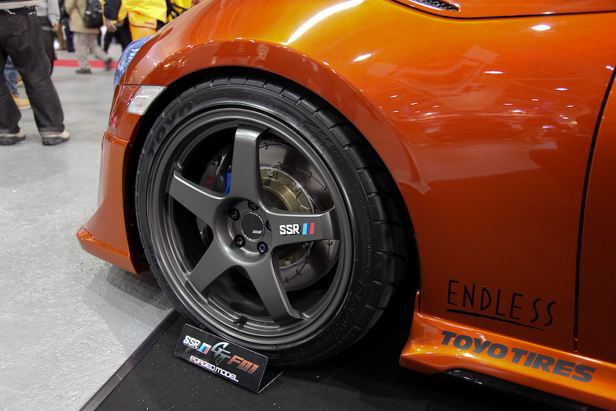 塗りたてというオリジナルカラーリングをまとまったシグナルオート千里の86。控えめなエアロながらGTウイングを装着し、ボディーラインにアクセントを追加。ルーフをブラックにすることでレーシーなスタイルを手に入れている