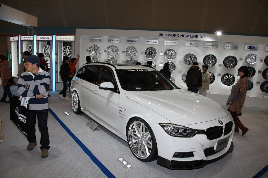 ワークは2013年の新作を中心に展示。BMW3シリーズに装着して展示していた
