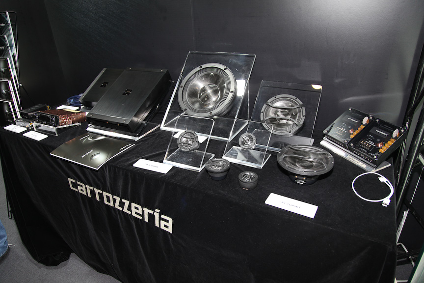 左が86に装着されているシステム、右がBMWに装着されているシステム