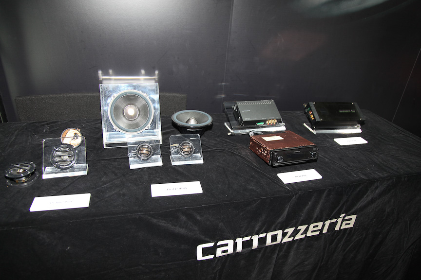 左が86に装着されているシステム、右がBMWに装着されているシステム