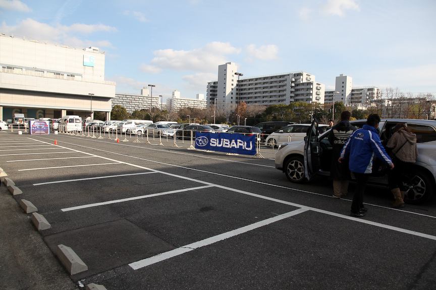 スバルは6Bホール。自動車媒体とコラボしたブースにBRZのコンセプトモデルや、GT300マシンなどを展示。平置きされていたので、実際に座ることができる展示車もあった。外の会場ではアイサイトの同乗体験も実施