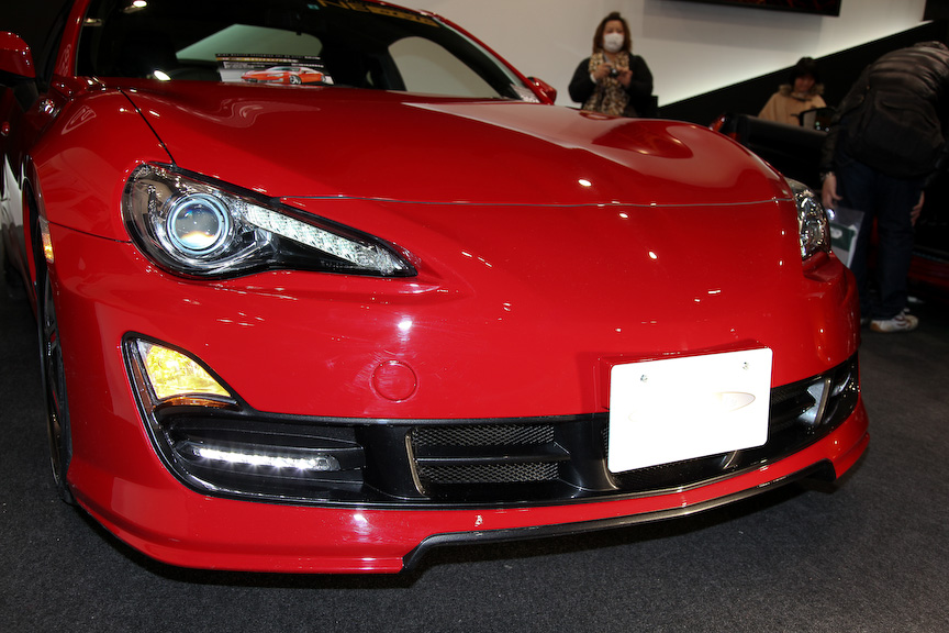 ネッツトヨタ兵庫が展開するオーディオを中心とするカスタマイズショップ、NE-STYLEの86。エクステリアは独自のコンセプトでカスタマイズ。ホイールも赤いラインを加え、コーディネートされている