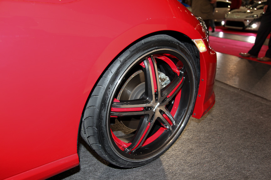 ネッツトヨタ兵庫が展開するオーディオを中心とするカスタマイズショップ、NE-STYLEの86。エクステリアは独自のコンセプトでカスタマイズ。ホイールも赤いラインを加え、コーディネートされている