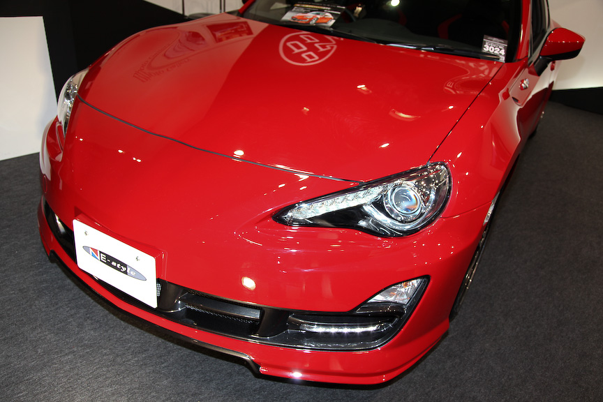 ネッツトヨタ兵庫が展開するオーディオを中心とするカスタマイズショップ、NE-STYLEの86。エクステリアは独自のコンセプトでカスタマイズ。ホイールも赤いラインを加え、コーディネートされている
