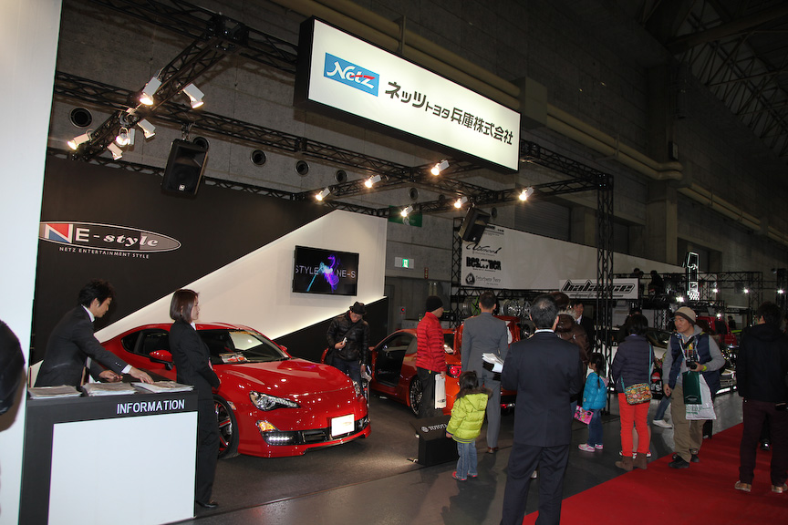 3ホールの模様。車両を展示する86専用エリア付近には関西のトヨタ系ディーラーのブースが並ぶ。神戸トヨペットブース（AREA86御影）にはトヨタスポーツＳ800の姿が