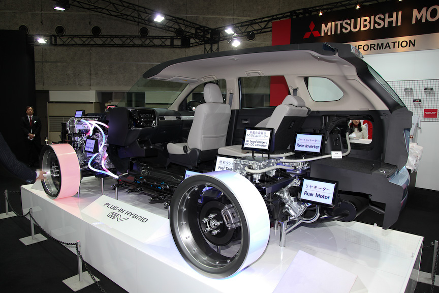 カスタマイズカーではないが、三菱自動車工業のブースで発表間もない「アウトランダーPHEV」を発見。プラグインハイブリッドシステムを解説する専用ディスプレイも設置され、来場者の注目を浴びていた