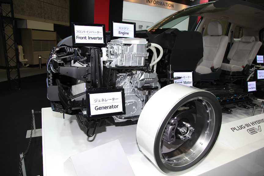 カスタマイズカーではないが、三菱自動車工業のブースで発表間もない「アウトランダーPHEV」を発見。プラグインハイブリッドシステムを解説する専用ディスプレイも設置され、来場者の注目を浴びていた