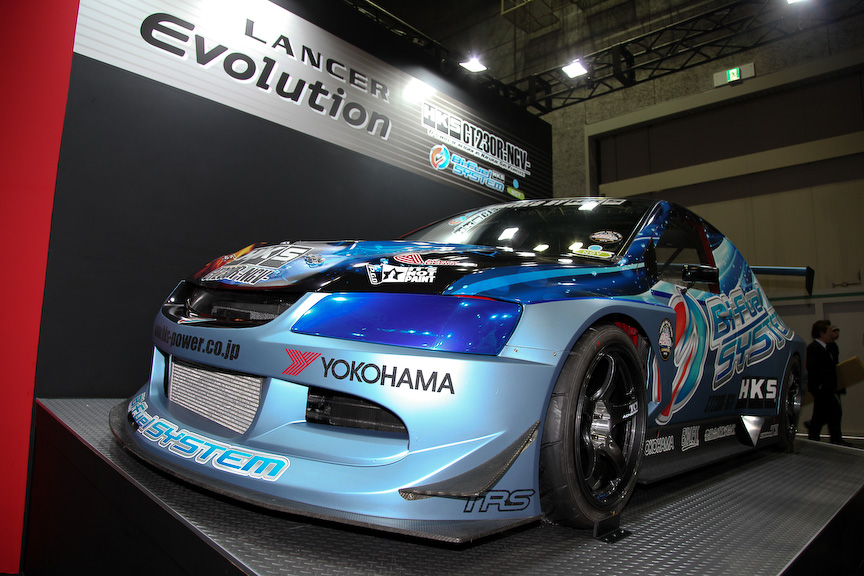 かつて筑波サーキットでのタイムアタックで最速を誇ったHKSのランサーがBi-Fuelシステムを搭載し、エコカーとして生まれ変わった。HKS独自のシステムを搭載し、天然ガスとガソリンどちらの燃料でも走行が可能