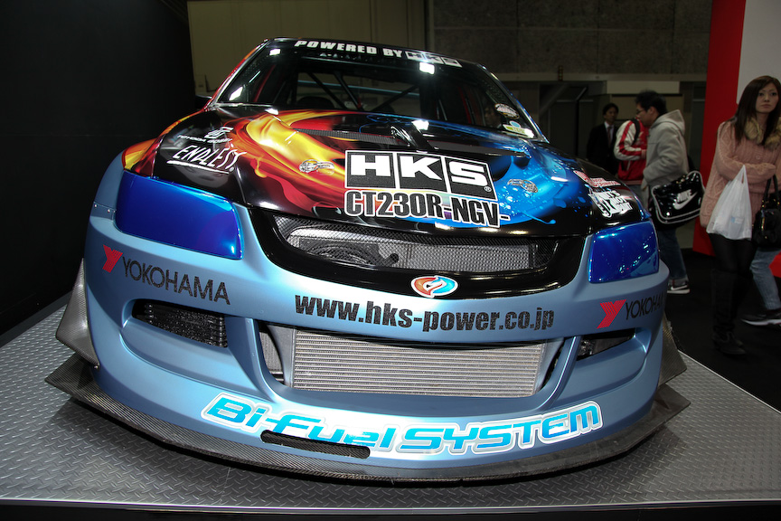 かつて筑波サーキットでのタイムアタックで最速を誇ったHKSのランサーがBi-Fuelシステムを搭載し、エコカーとして生まれ変わった。HKS独自のシステムを搭載し、天然ガスとガソリンどちらの燃料でも走行が可能