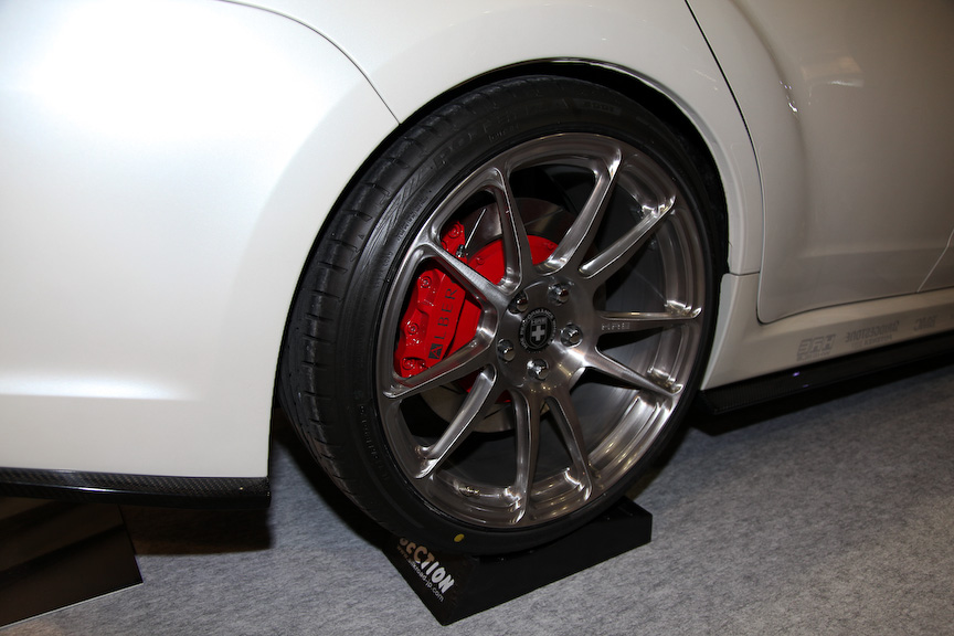 大人の雰囲気を醸し出すインプレッサの4ドアセダンを出展したリベラル。オリジナルのエアロパーツにより、インプレッサの持つアグレッシブなイメージがおさえられて上品な印象だ。ホイールはアメリカのHRE製