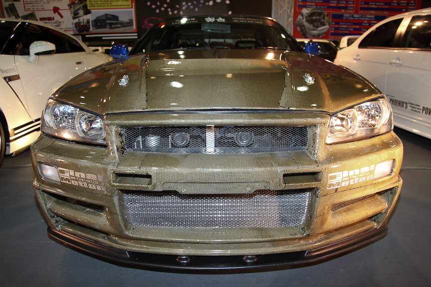 ゴールドとブルーの2トーンカラーが印象的なライプのR34GT-R。エンジン内部まで手が入れられており、600PSを発生。チタン製のマフラーは自社のスペシャル品。タイヤはハンコックのハイグリップタイヤを履く