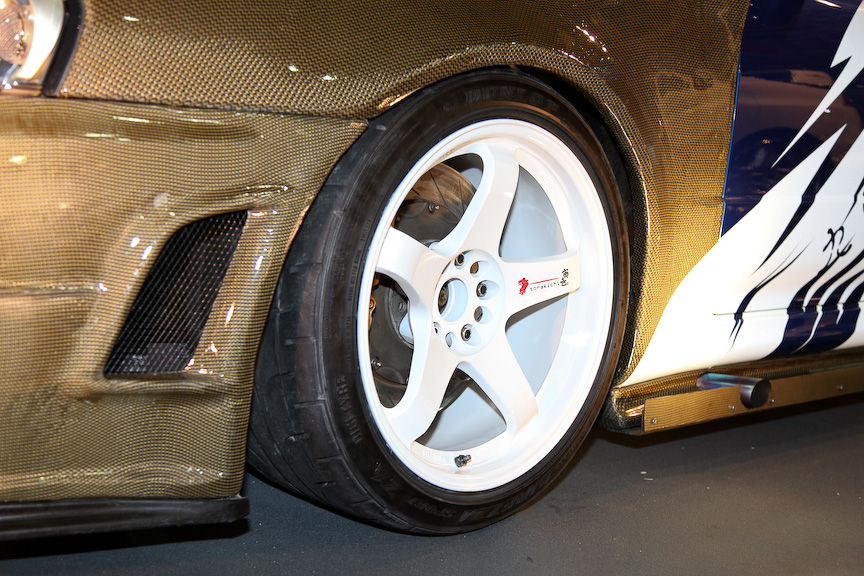 ゴールドとブルーの2トーンカラーが印象的なライプのR34GT-R。エンジン内部まで手が入れられており、600PSを発生。チタン製のマフラーは自社のスペシャル品。タイヤはハンコックのハイグリップタイヤを履く