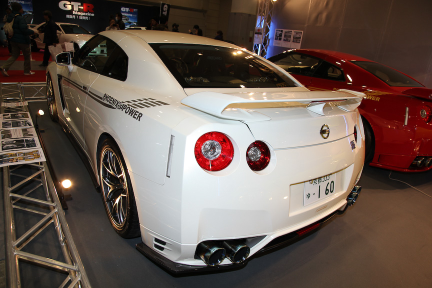 フェニックスパワー京都店の開発3号車であるR35GT-R。オリジナルのエアロパーツとコンピュータ、トップシークレットのタービンキットなどでチューニング。ホイールは世界的ブランドBBSのジュラルミンホイールを装着