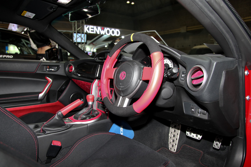 ハセプロの86。オリジナルのカーボンシートでボディー全体をトータルコーディネート。赤と黒のコントラストが独特の雰囲気を醸し出している。インテリアもオリジナルパーツでコーディネートされている