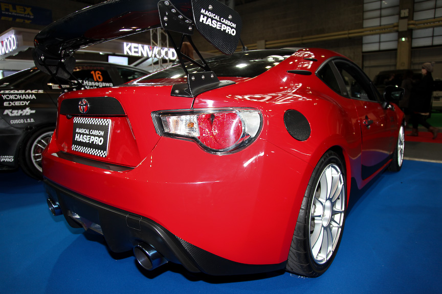 ハセプロの86。オリジナルのカーボンシートでボディー全体をトータルコーディネート。赤と黒のコントラストが独特の雰囲気を醸し出している。インテリアもオリジナルパーツでコーディネートされている