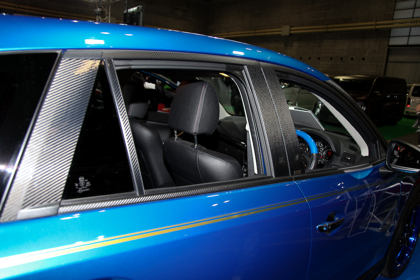 伸びるカーボンシート「マジカルカーボン」が人気のハセプロが製作したCX-5のカスタマイズ仕様。ノーマルとは差別化を図るべく、カーボンシートでドレスアップ。迫力のエクステリアに仕上げられている