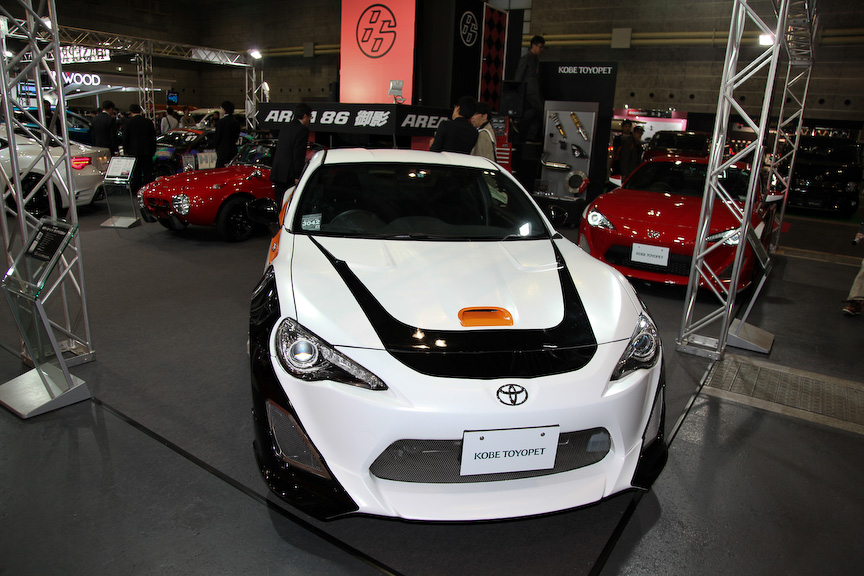 3ホールの模様。車両を展示する86専用エリア付近には関西のトヨタ系ディーラーのブースが並ぶ。神戸トヨペットブース（AREA86御影）にはトヨタスポーツＳ800の姿が