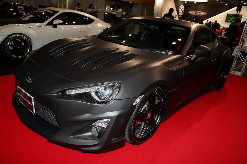 オリジナルエアロとマットブラックのボディーが周囲の目をひくWALDの86。縦スリットが特徴のエアロボンネットと、ボリューム感のあるフロントハーフスポイラーが個性を主張する。ブレーキシステムもWALDのオリジナルだ