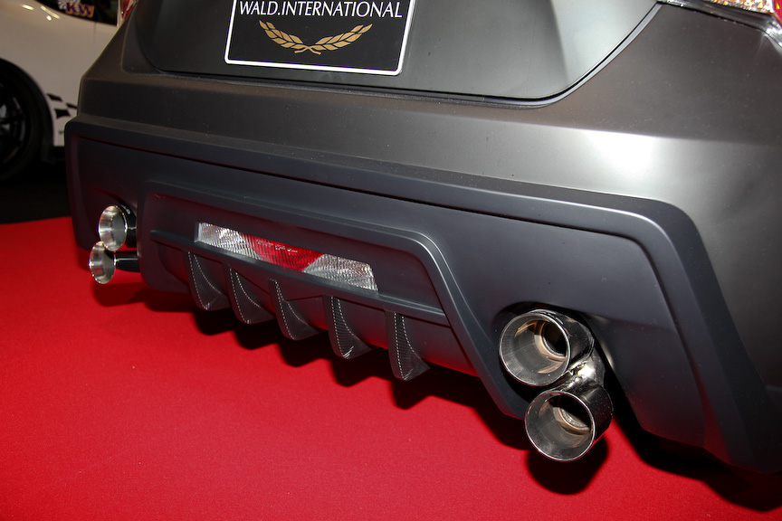 オリジナルエアロとマットブラックのボディーが周囲の目をひくWALDの86。縦スリットが特徴のエアロボンネットと、ボリューム感のあるフロントハーフスポイラーが個性を主張する。ブレーキシステムもWALDのオリジナルだ