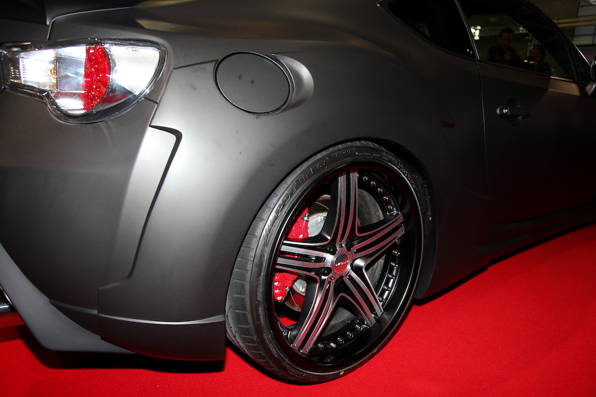 オリジナルエアロとマットブラックのボディーが周囲の目をひくWALDの86。縦スリットが特徴のエアロボンネットと、ボリューム感のあるフロントハーフスポイラーが個性を主張する。ブレーキシステムもWALDのオリジナルだ