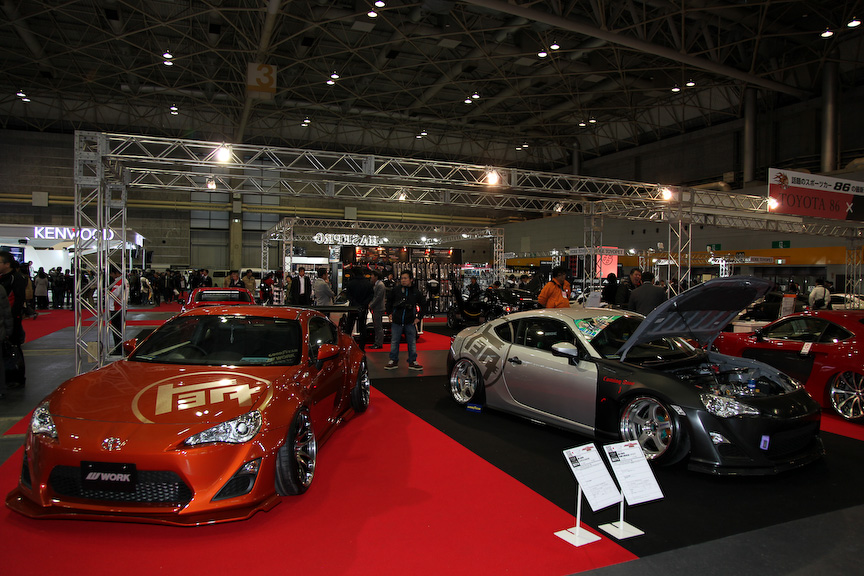 3ホールの模様。車両を展示する86専用エリア付近には関西のトヨタ系ディーラーのブースが並ぶ。神戸トヨペットブース（AREA86御影）にはトヨタスポーツＳ800の姿が