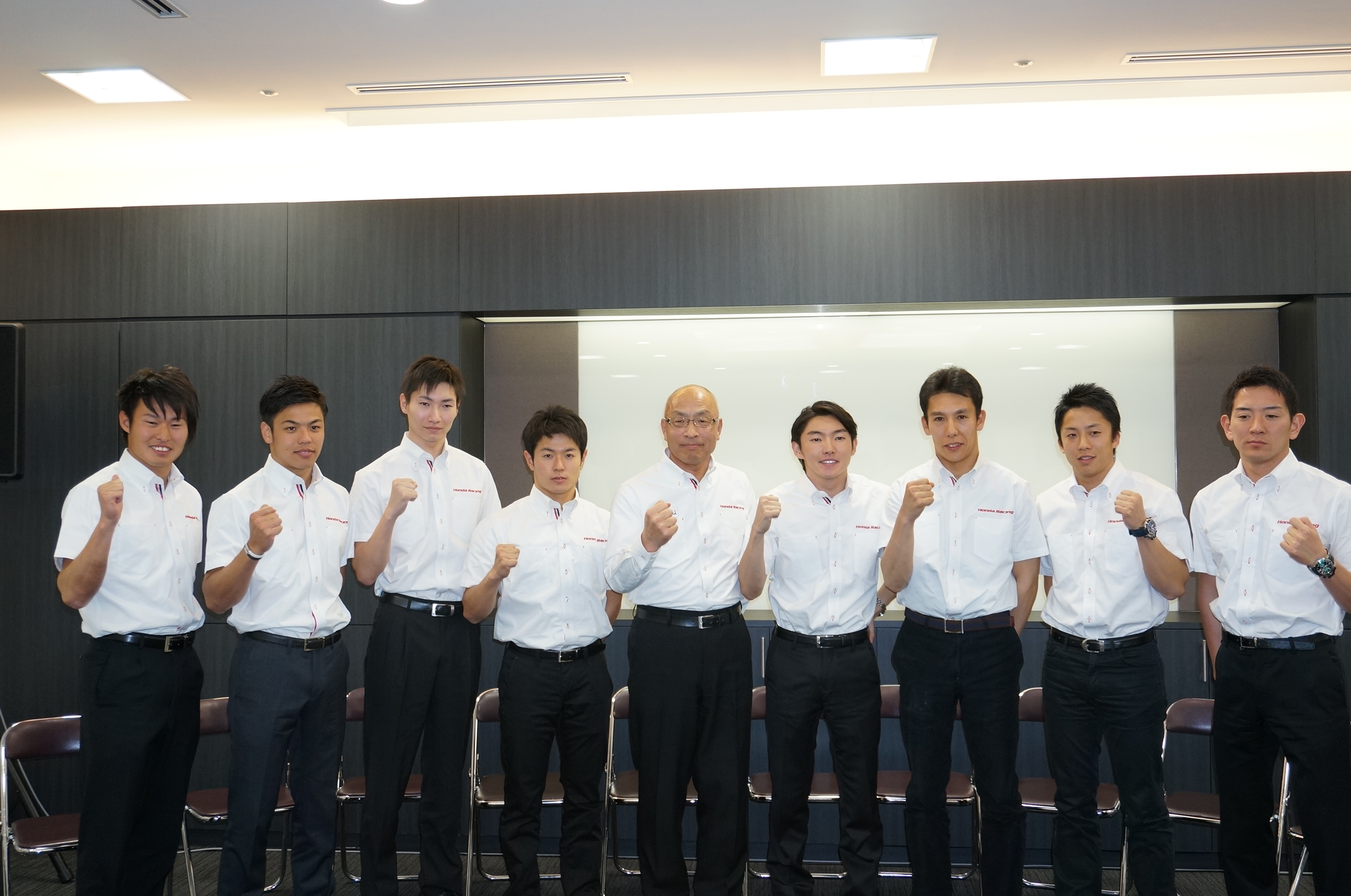 スーパーフォーミュラ参戦ドライバーと、本田技術研究所 フォーミュラ・ニッポン プロジェクトリーダーの坂井典次氏（中央）