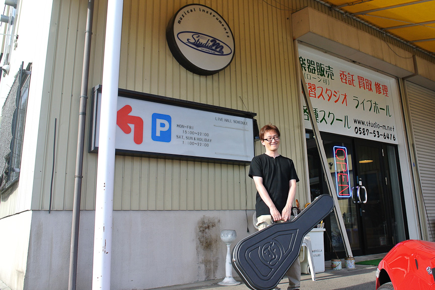フォルヒの日本総代理店、スタジオエムさんで念願のギターをゲットした私の友人、Ｏ谷氏（仮名）
