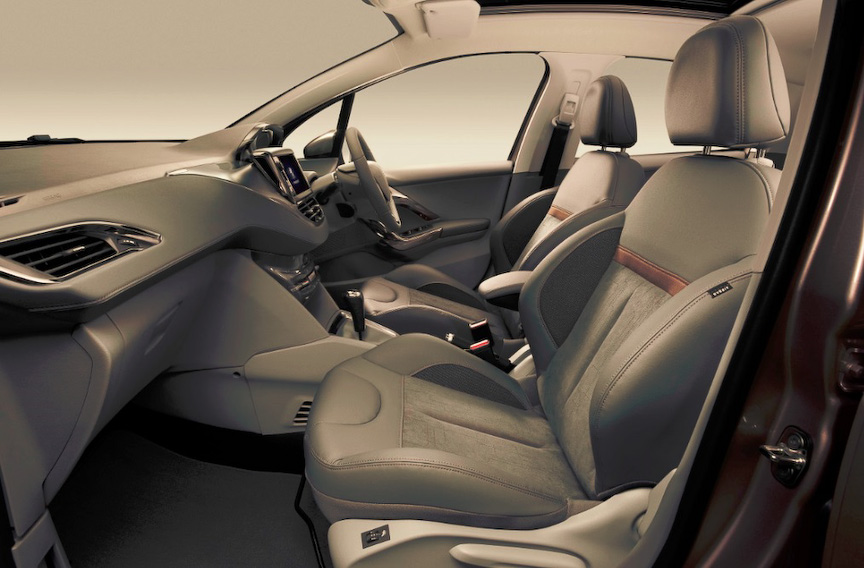 インテリアはテップレザー（人工皮革）とアルカンターラを組み合わせたコンビネーション