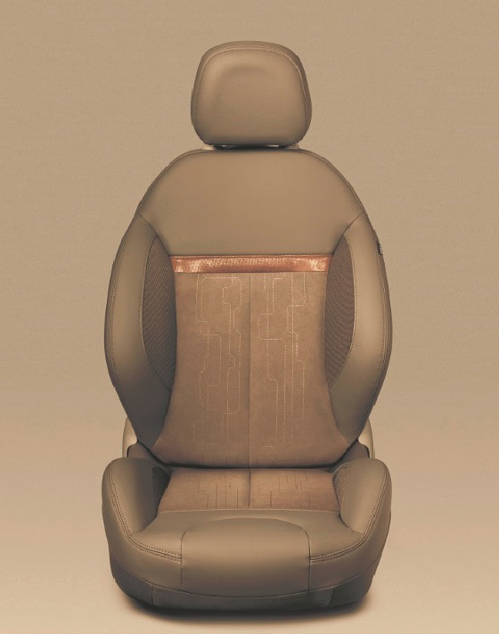 インテリアはテップレザー（人工皮革）とアルカンターラを組み合わせたコンビネーション