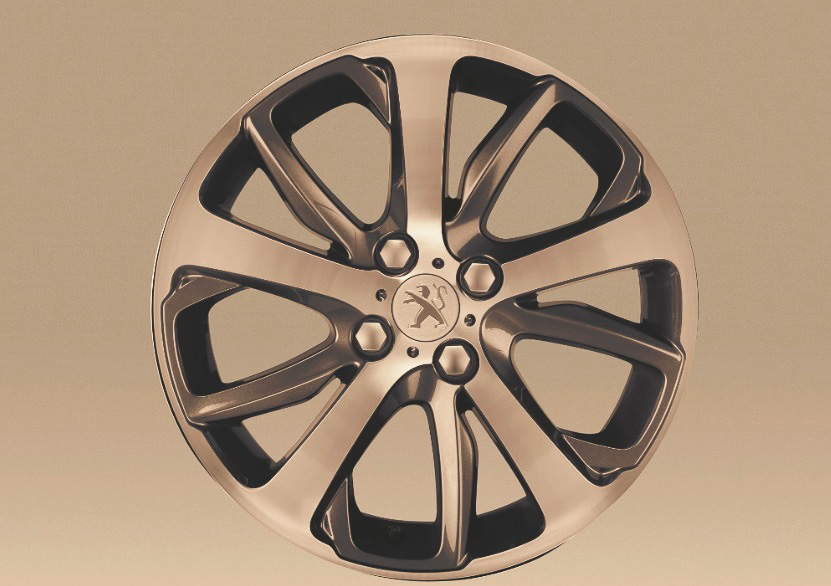 エクステリアでは17インチアルミホイールを装備