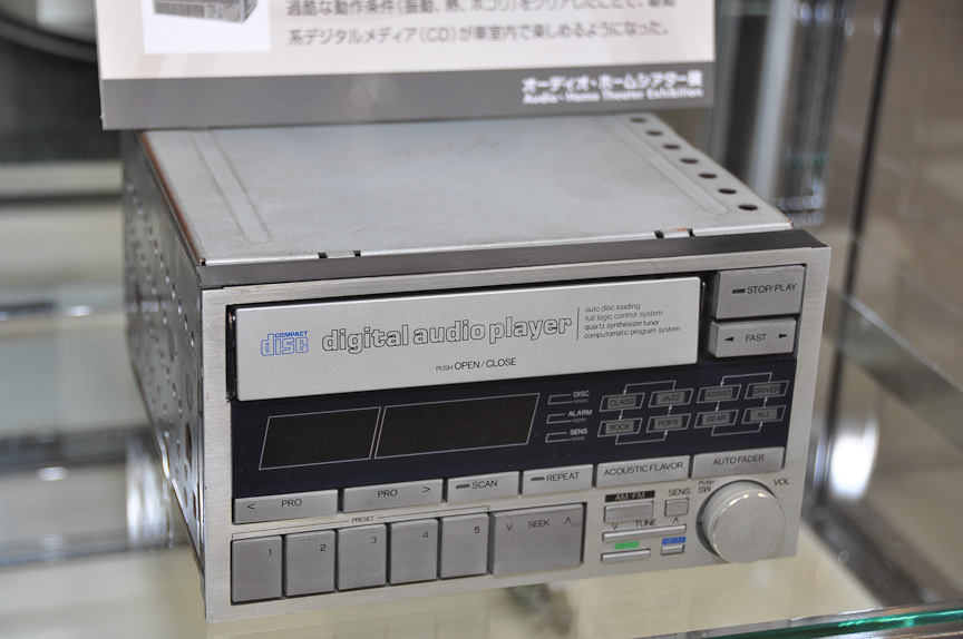 世界で初めて開発された車載用CDプレーヤー　富士通テン「CD-1100」（1985年）。1983年にトヨタと共同開発