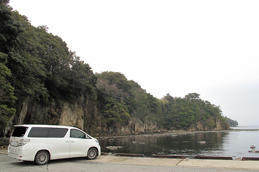 ああ絶景かな絶景かな、美しき奥能登の海。遠くの堤防を望めば太公望がズラリ