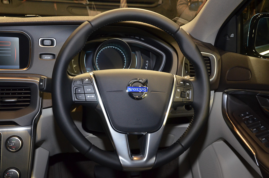 上級モデル「T4 SE」の内装はT-Tec＋ファブリック。ステアリングホイールはエントリーモデルの「T4」でも本革巻だ