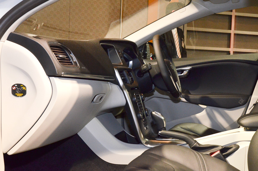 センターコンソールはボルボでお馴染みの「フローティングセンタースタック」。フレームレスのルームミラー、イルミネーテッド・シフトノブなども装備する