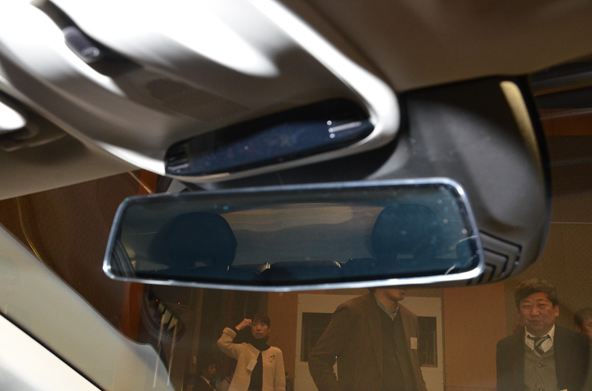 センターコンソールはボルボでお馴染みの「フローティングセンタースタック」。フレームレスのルームミラー、イルミネーテッド・シフトノブなども装備する