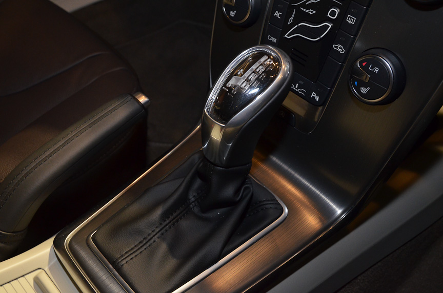 センターコンソールはボルボでお馴染みの「フローティングセンタースタック」。フレームレスのルームミラー、イルミネーテッド・シフトノブなども装備する
