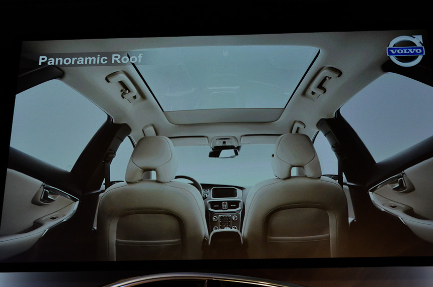 T4 SEには大型のパノラミックガラスルーフを装着できる