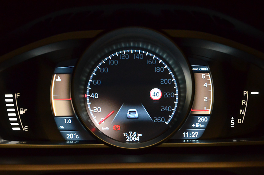 これもボルボ初の液晶デジタルインストゥルメントクラスター。すべてデジタルグラフィック表示であることを活かし、エレガンス（上段中）、エコ（上段右）、スポーツ（上段左）に表示を切り替えることができる。スポーツではタコメーターが中央に表示され、エコではエコゲージが左に表示される。またイグニッションオフでV40のグラフィックのアニメーションが表示される（下段右）