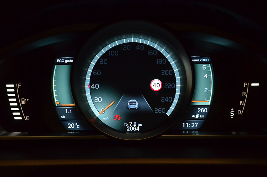 これもボルボ初の液晶デジタルインストゥルメントクラスター。すべてデジタルグラフィック表示であることを活かし、エレガンス（上段中）、エコ（上段右）、スポーツ（上段左）に表示を切り替えることができる。スポーツではタコメーターが中央に表示され、エコではエコゲージが左に表示される。またイグニッションオフでV40のグラフィックのアニメーションが表示される（下段右）