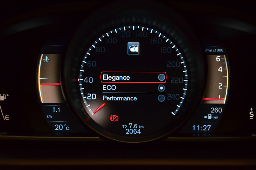 これもボルボ初の液晶デジタルインストゥルメントクラスター。すべてデジタルグラフィック表示であることを活かし、エレガンス（上段中）、エコ（上段右）、スポーツ（上段左）に表示を切り替えることができる。スポーツではタコメーターが中央に表示され、エコではエコゲージが左に表示される。またイグニッションオフでV40のグラフィックのアニメーションが表示される（下段右）