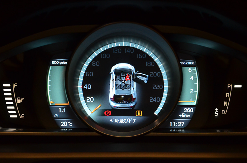 これもボルボ初の液晶デジタルインストゥルメントクラスター。すべてデジタルグラフィック表示であることを活かし、エレガンス（上段中）、エコ（上段右）、スポーツ（上段左）に表示を切り替えることができる。スポーツではタコメーターが中央に表示され、エコではエコゲージが左に表示される。またイグニッションオフでV40のグラフィックのアニメーションが表示される（下段右）