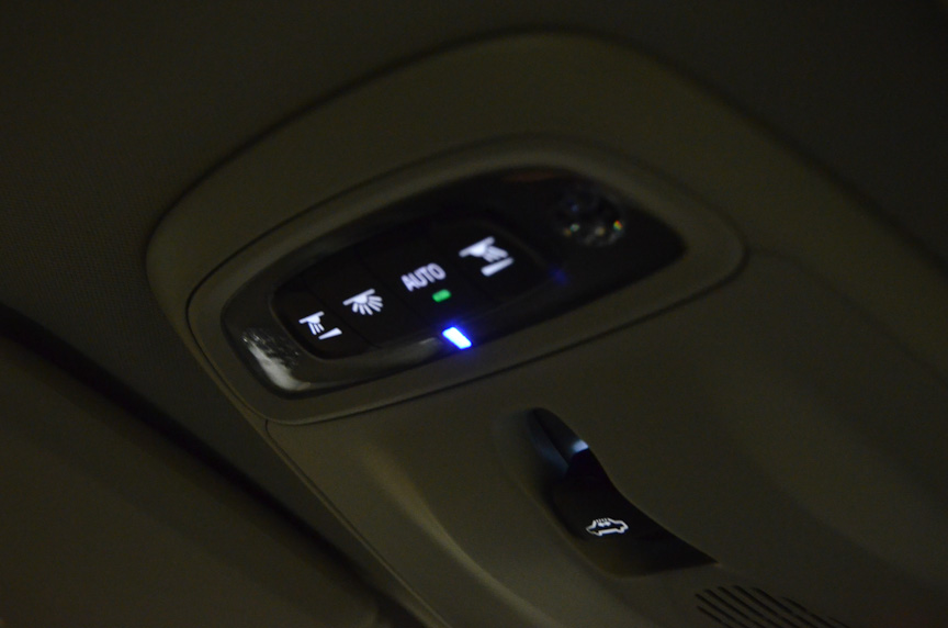 インテリアのアンビエンイルミネーションを7色に切り替えられる「インテリア・シアター・ライト」もボルボ初。車内温度によって自動的に色が変わるモードも用意される