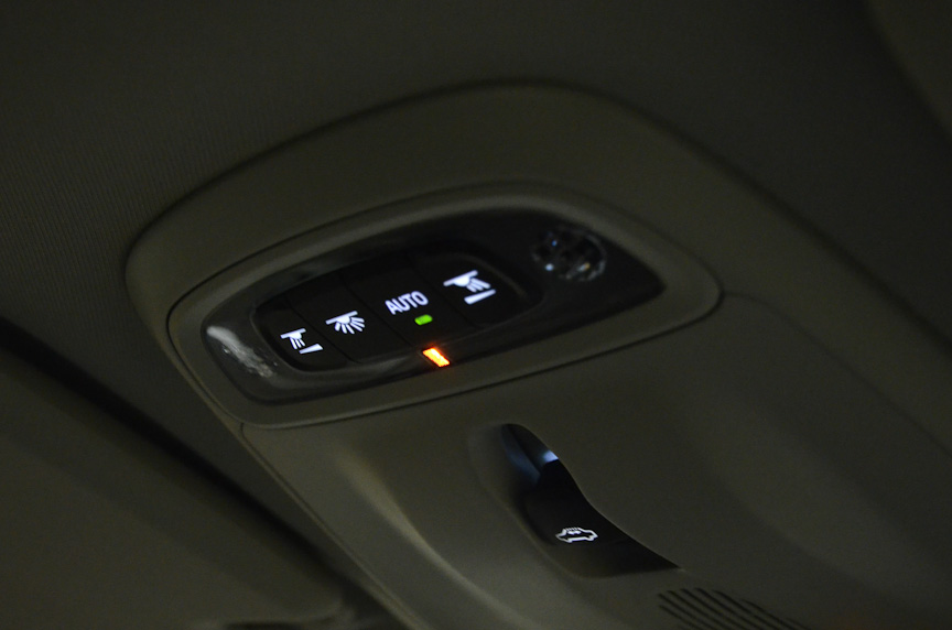 インテリアのアンビエンイルミネーションを7色に切り替えられる「インテリア・シアター・ライト」もボルボ初。車内温度によって自動的に色が変わるモードも用意される