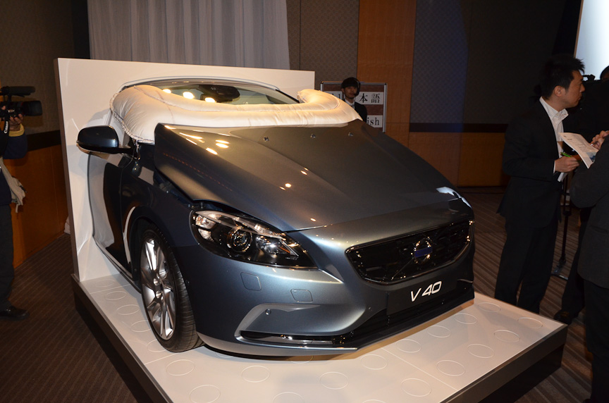 歩行者エアバッグ