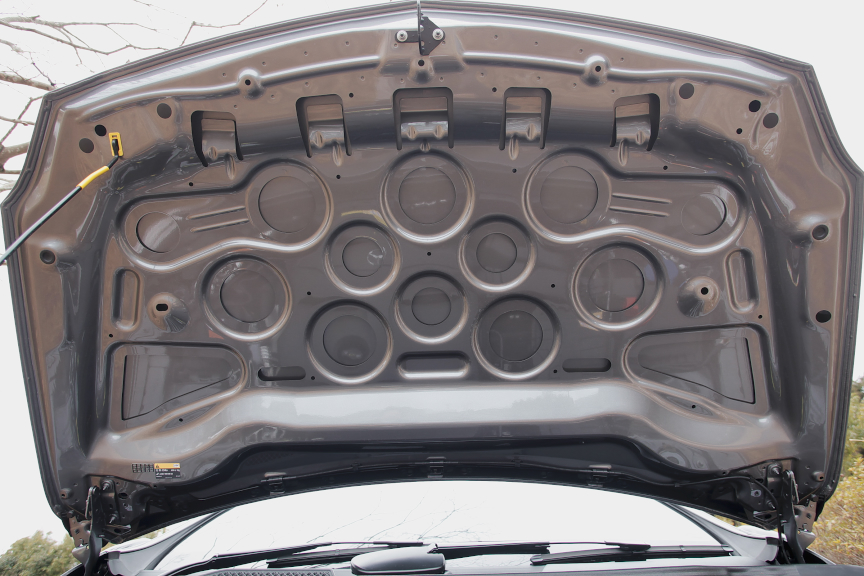 アルミ製のボンネットフード。裏側の形状は独特だ