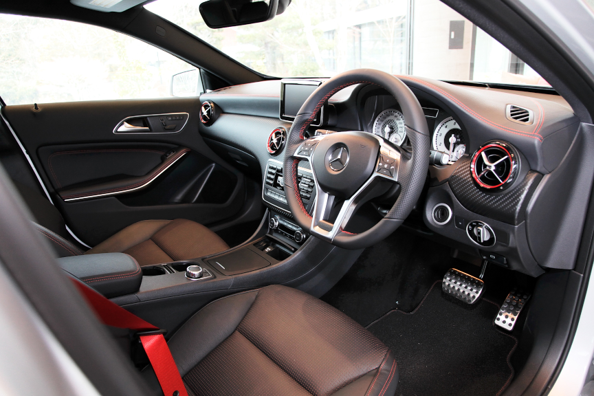 インテリアはAMGエクスクルーシブパッケージの本革シート