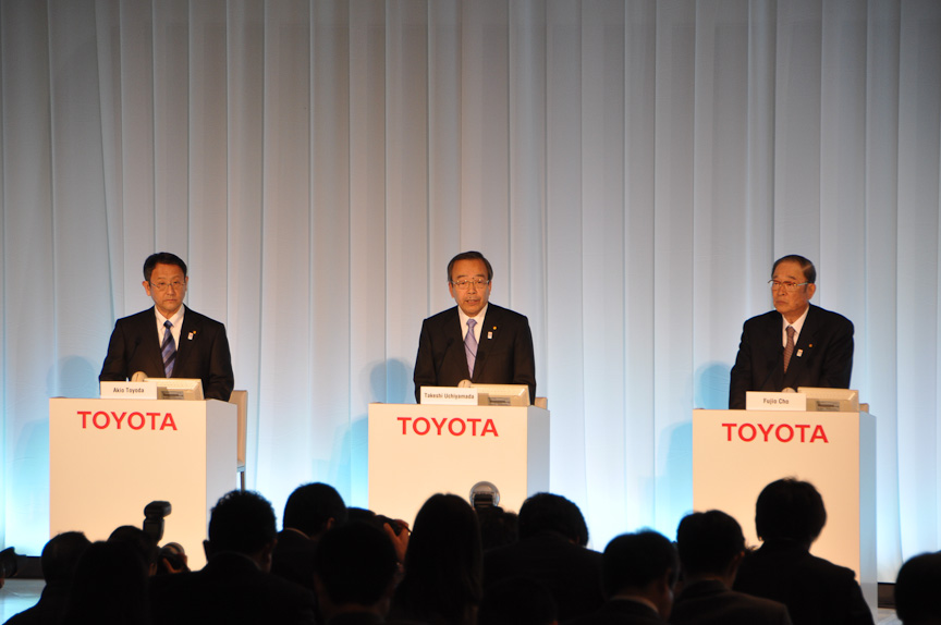 左から豊田社長、内山田副会長、張会長