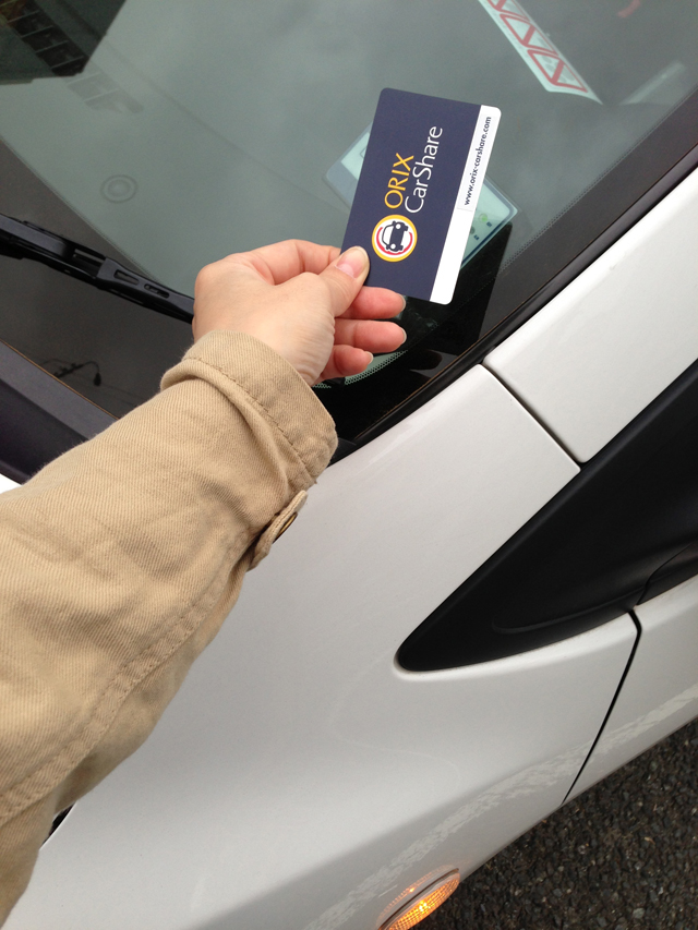 ICカードをタッチ。ハザードが点滅します