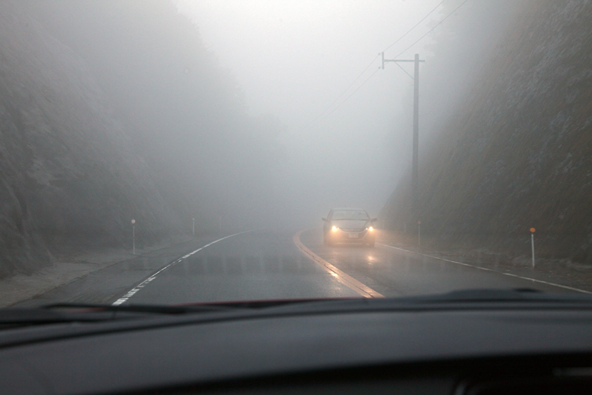 指宿スカイラインを走行中。天気が不安定で、雨が降ったり止んだりしたほか、一部区間では霧が出ていた